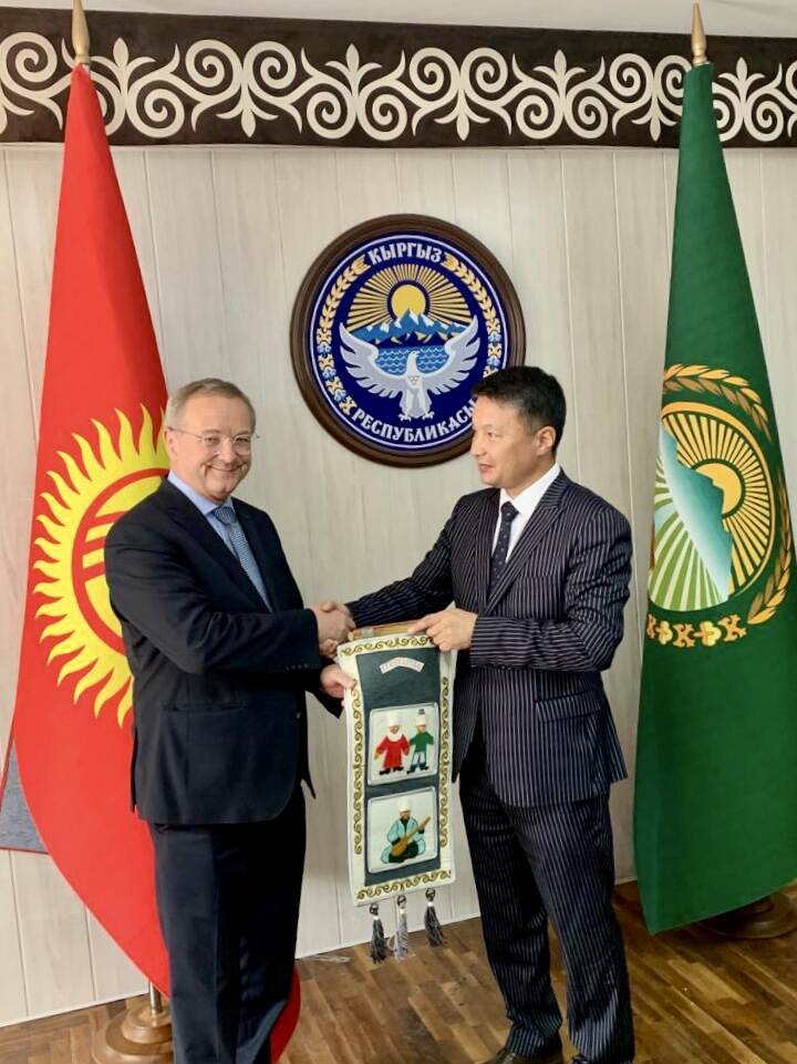 Een handshake met de landbouwminister van Kirgizië