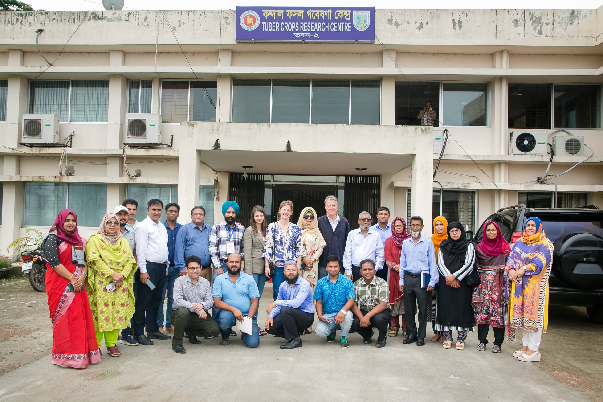 Veldbezoek van de tuinbouwdeelnemers aan het Tuber Crops Research Centre