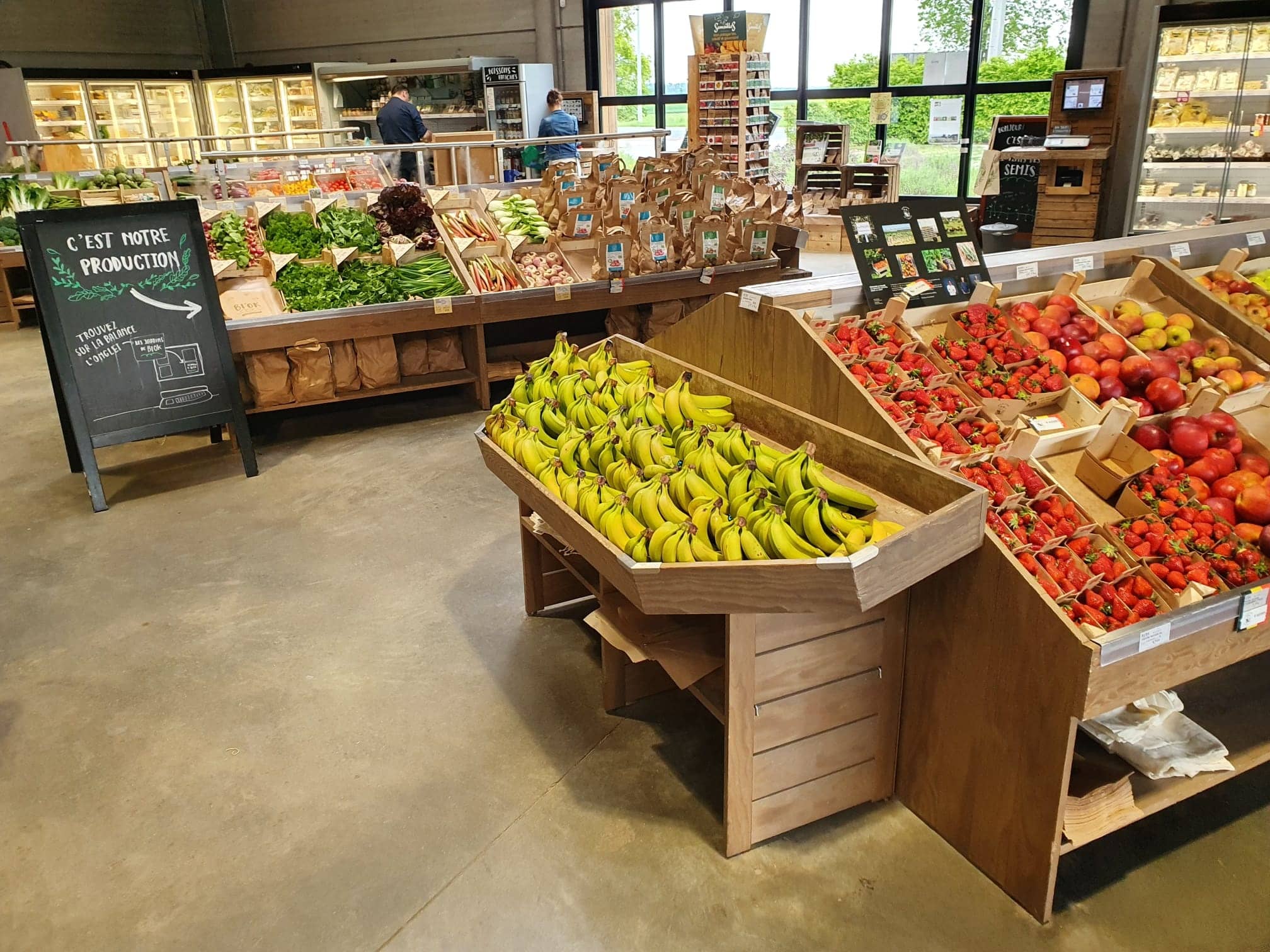 Schappen met biologisch groenten en fruit