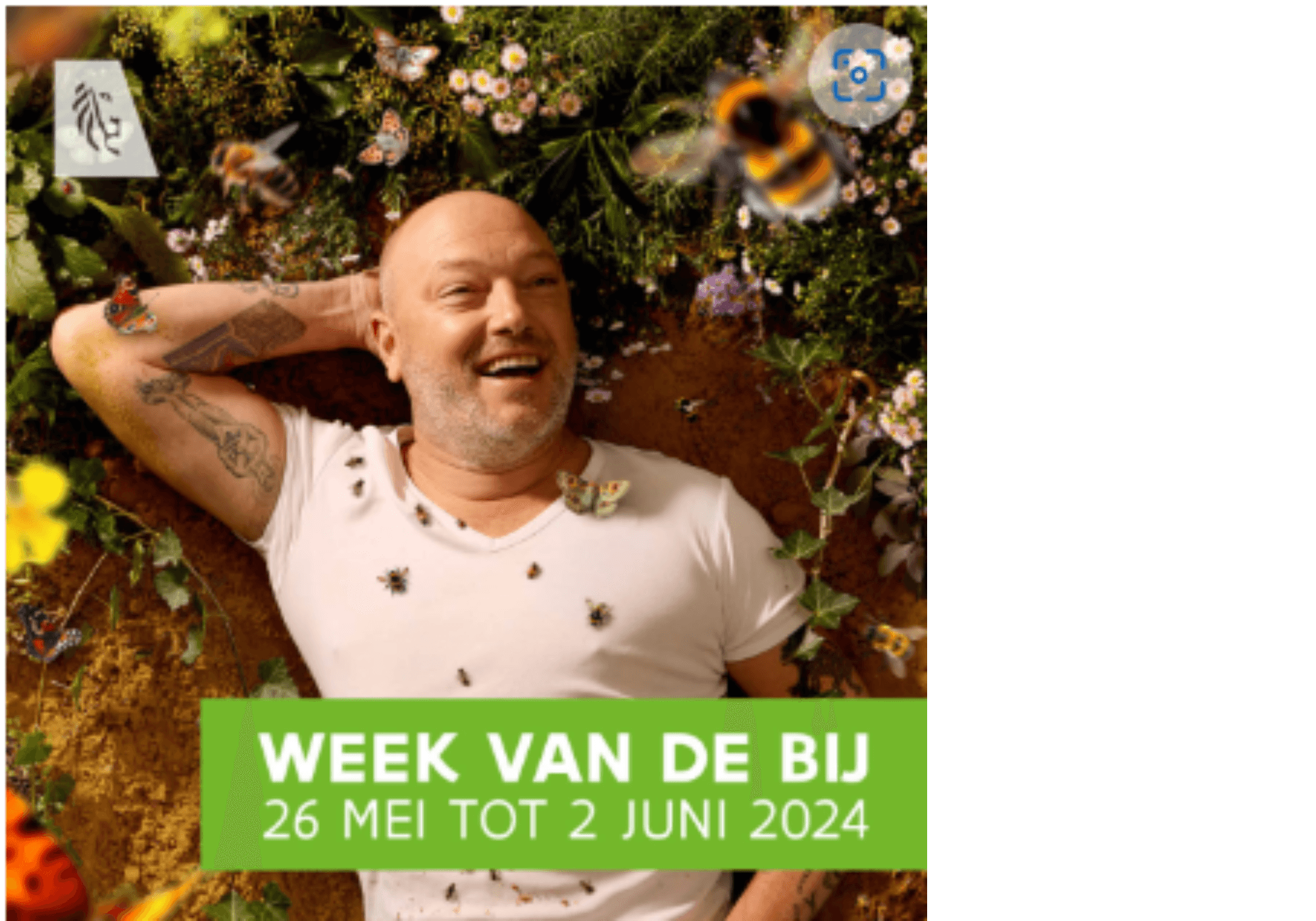 man met kaal hoofd en wit t-shirt aan ligt lachend op de grond midden van bloemen, vlinders en bijen