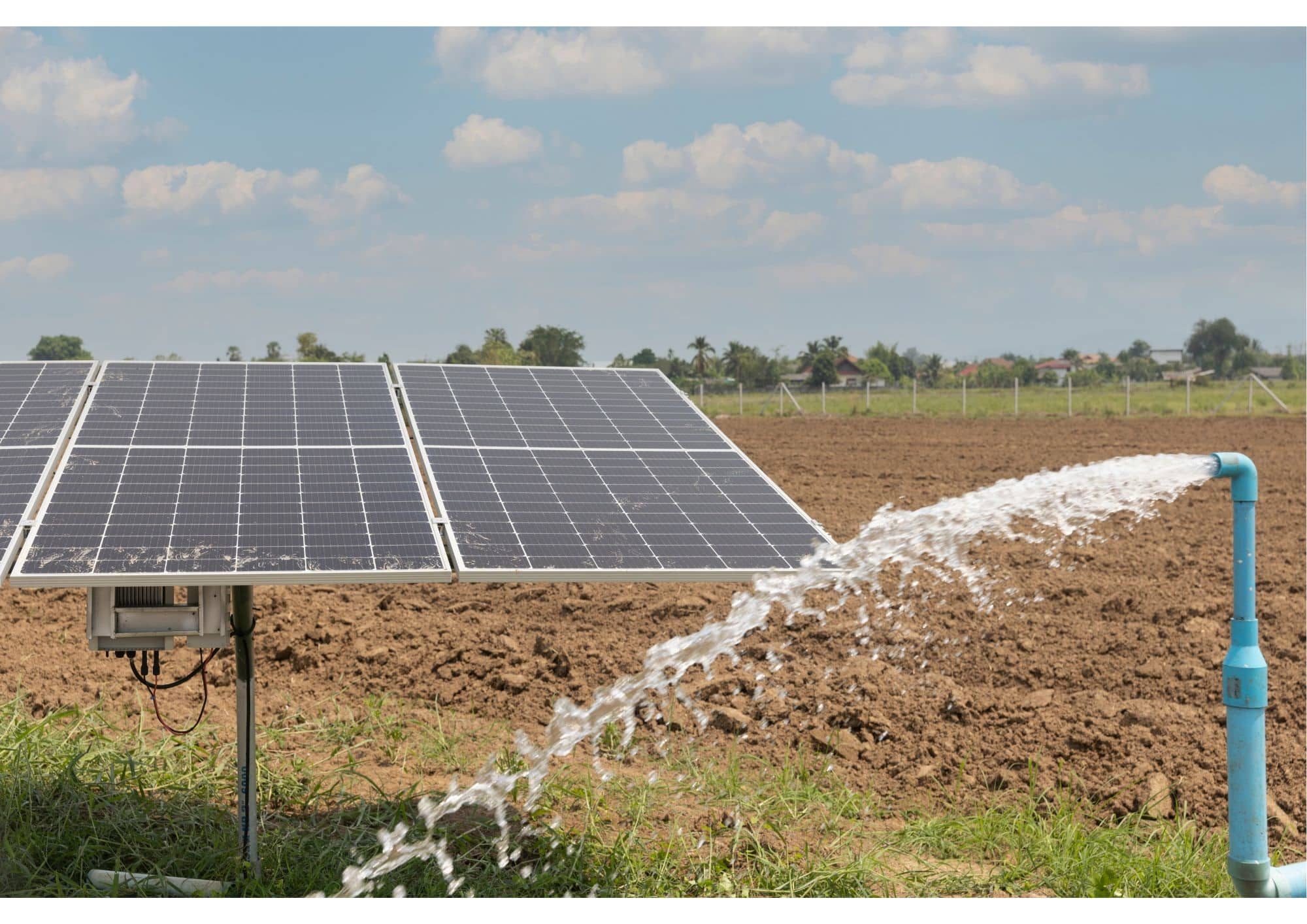 zonnepaneel op een akker wekt stroom op om water op te pompen