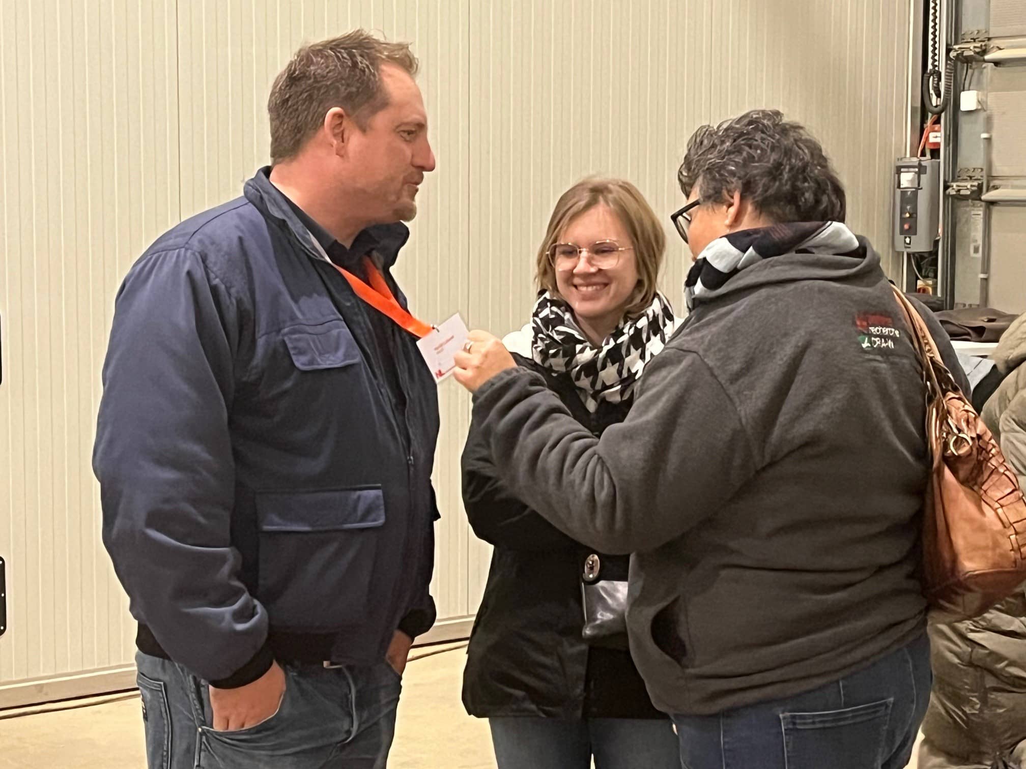 een man praat met twee vrouwen