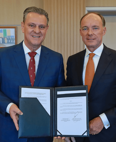 Landbouwminister Carlos Fávaro en ambassadeur André Driessen tijdens het overhandigen van het getekende MoU