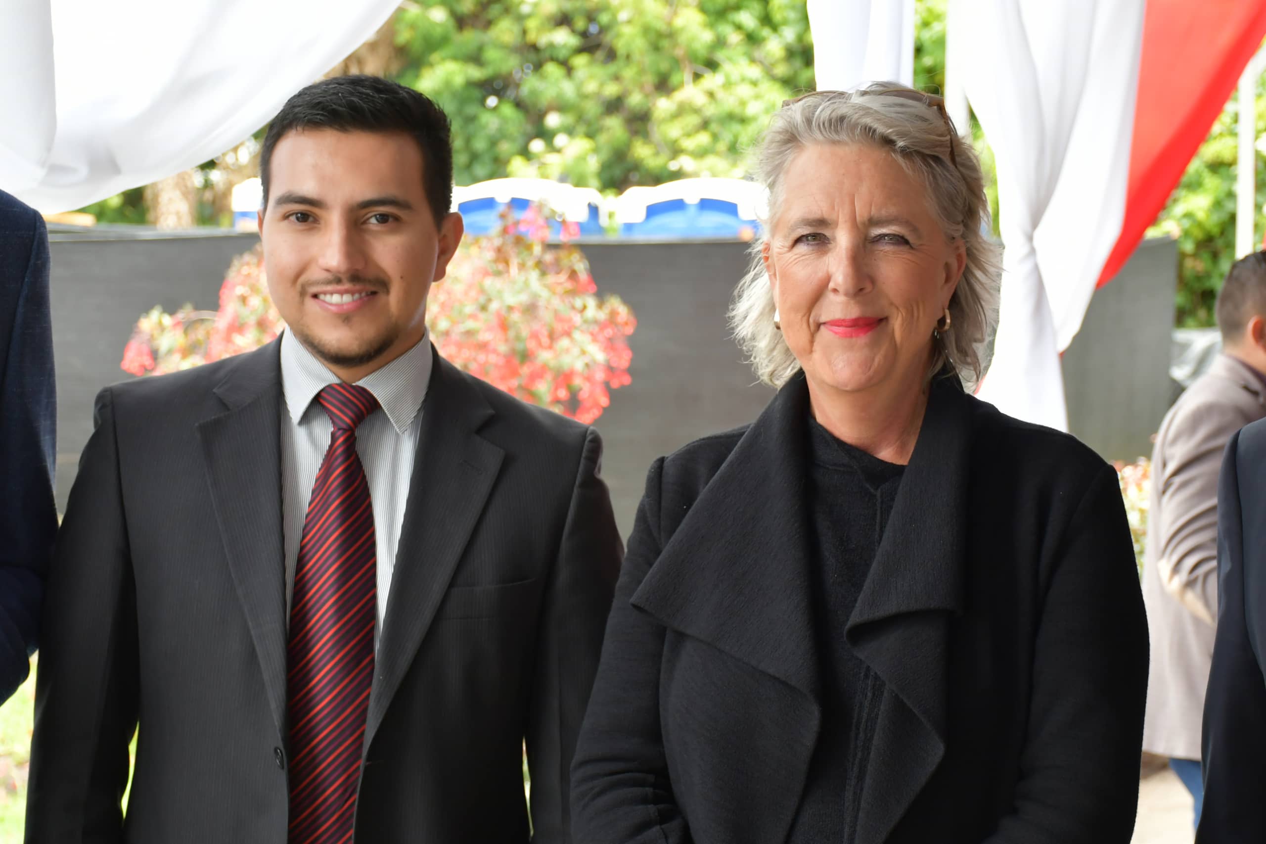 Met landbouwadviseur Andres Santana bij de opening van de proeftuin van Royal van Zanten.