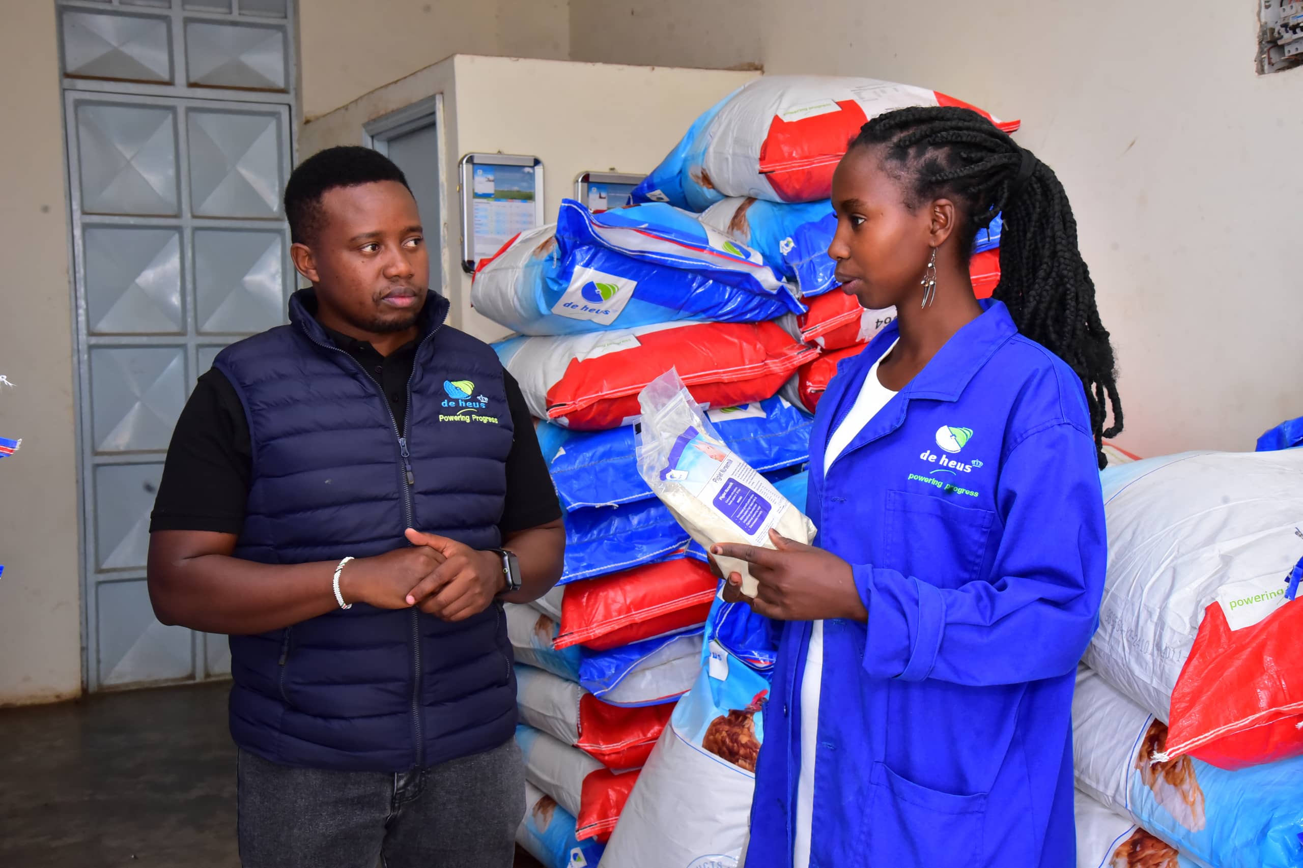 De Heus - shop assistance to farmers