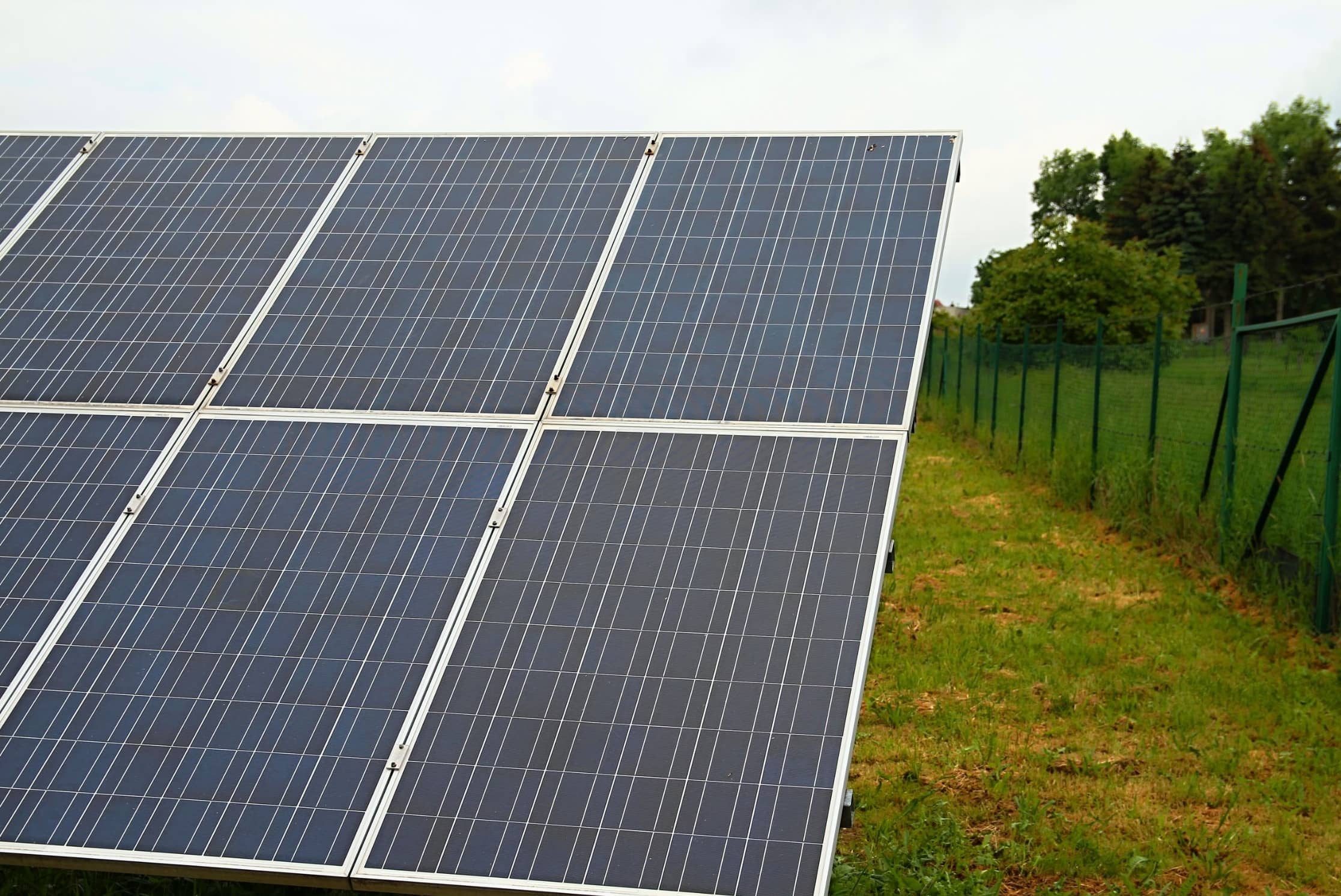 Zonnepanelen in een veld