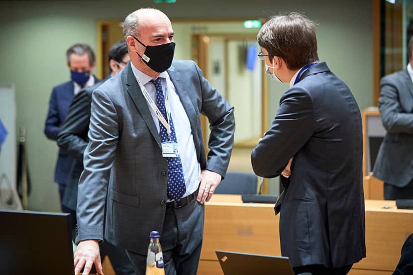 Corné van Alphen overlegt in Brussel met de Franse visserijattaché in de marge van de Landbouw- en Visserijraad.