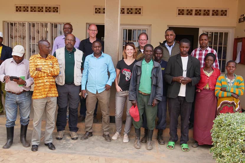 Groepsfoto in Kinihira District voor SDGP Assessment met RVO.