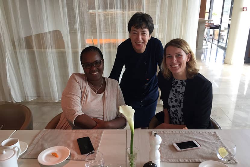 Met links minister van Landbouw Geraldine Mukeshimana, midden voormalig ambassadeur Frédérique de Man