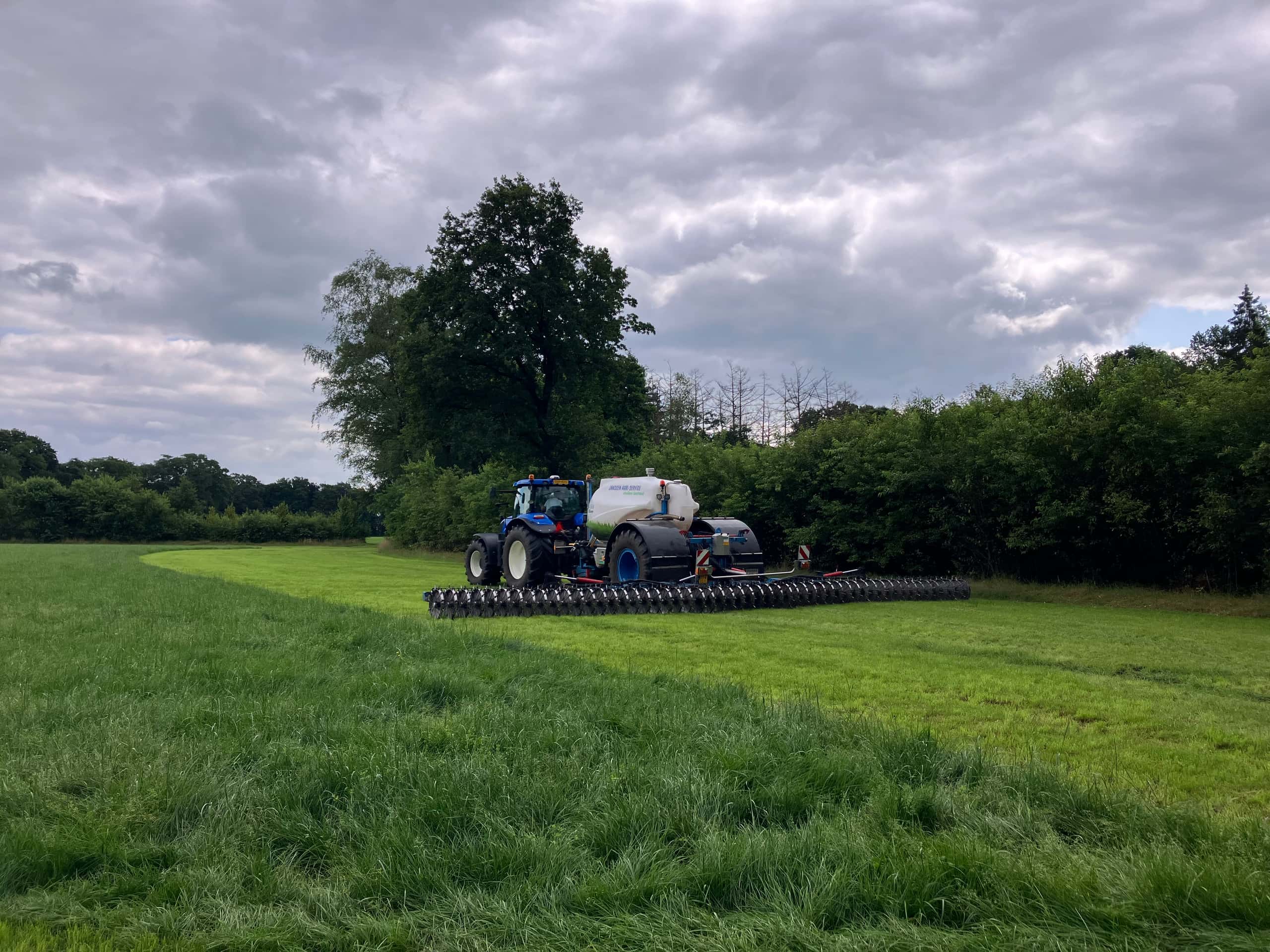 Spoke wheel fertilizer