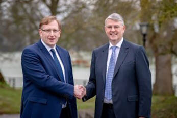 Jan Anker (l), CEO Royal A-ware en Jim Bergin, CEO Glanbia Ireland.