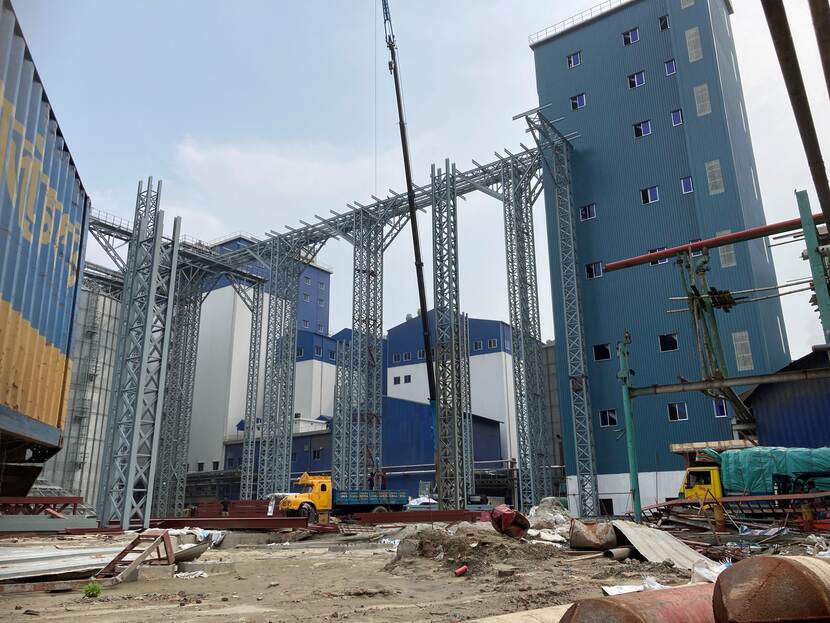 Feedmill van de City Group in aanbouw. De fabriek wordt gebouwd door Van Aarsen en heeft drie productielijnen, voor rundvee, pluimvee en aquacultuur