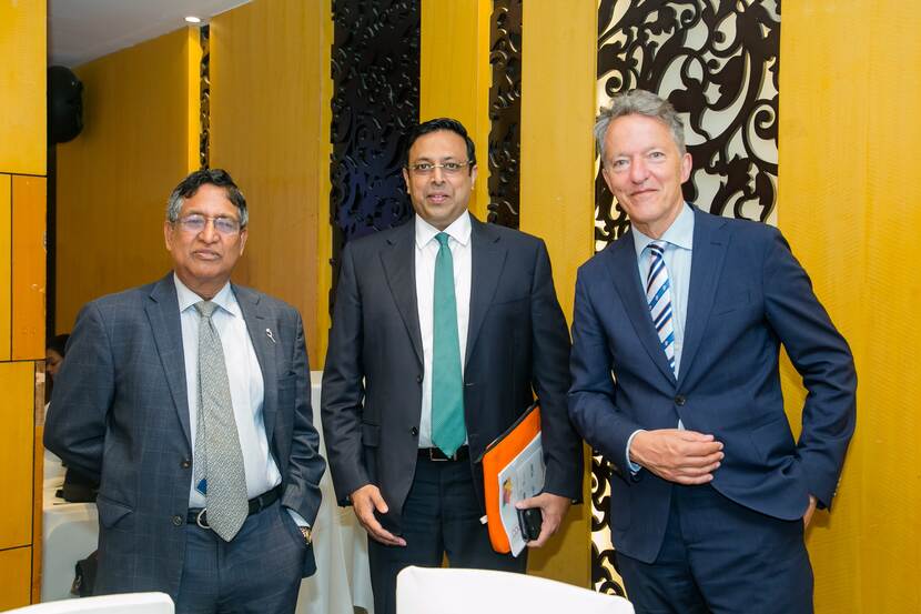 Freek Vossenaar (rechts) met dr. Abdur Razzaque, minister van Landbouw (links) en Nasar Ezaz Bijoy, CEO Standard Chartered Bank en voorzitter van de Foreign Investors’ Chamber of Commerce
