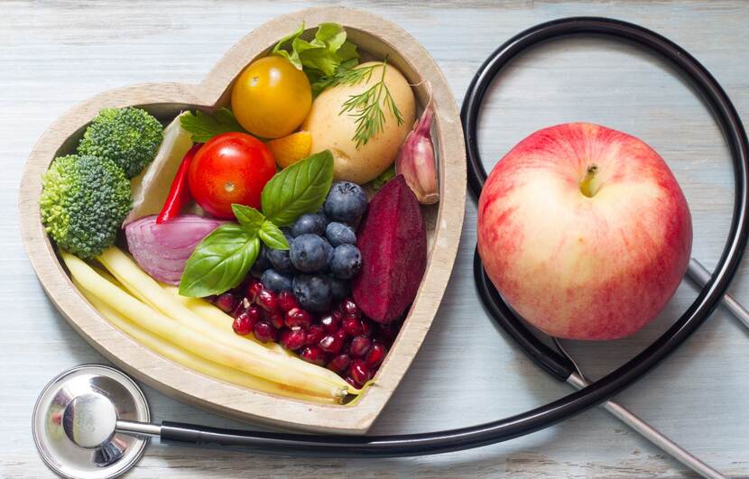 fruit in houten schaal in de vorm van een hart met een stetoscoop