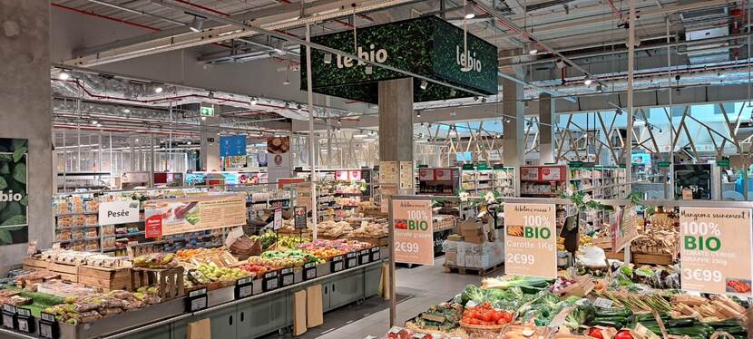 Biologische groenten en fruitafdeling supermarkt Auchan Luxemburg