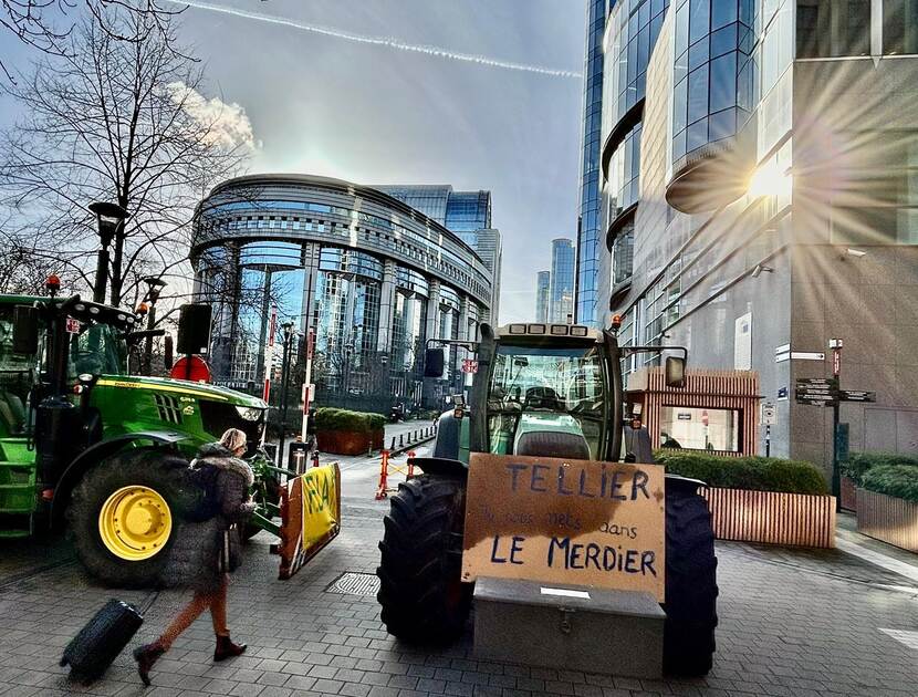 Demonstrerende tractors in de Brusselse Europese wijk