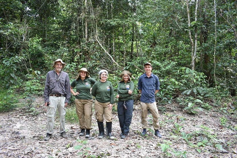 Professor Hoekman en Braziliaanse medewerkers van CIMAM tijdens veldwerk voor het verifiëren van het nieuwe SarVision ontbossingsmonitoringssysteem in Pará.