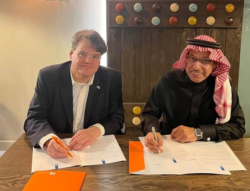 Ondertekening van het contract door de heer Al-Harbi en de heer Erik Smidt