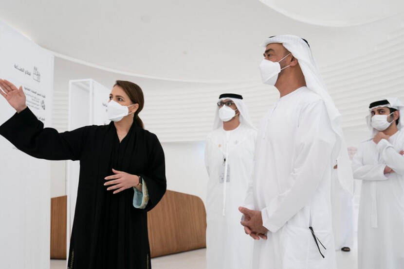 Minister Mariam Almheiri (l) en Sheikh Mohammed bin Zayed al-Nahyan (r).