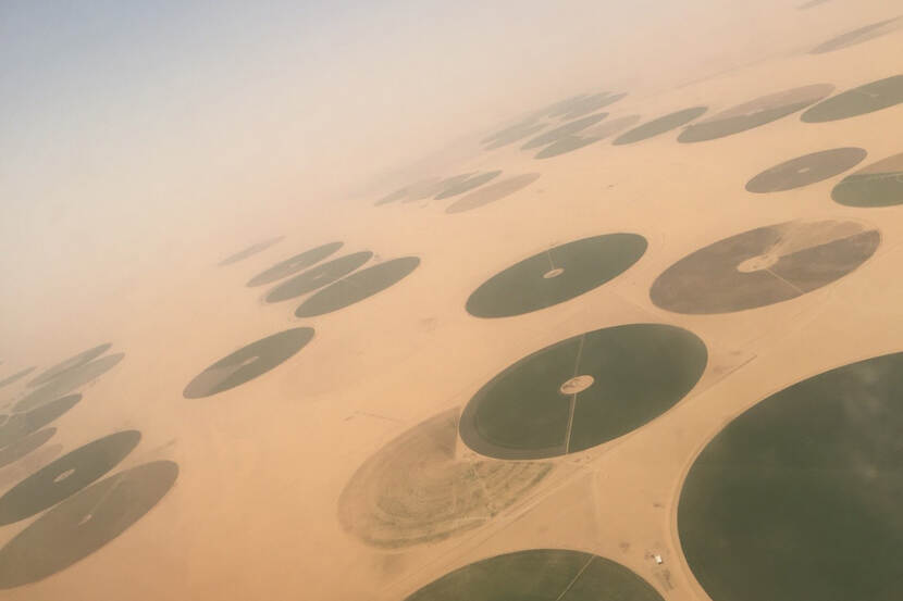Center pivot Irrigatie in voedergewassen projecten in Wadi AlDawasir, Saoedi-Arabië (LAN-RIY)