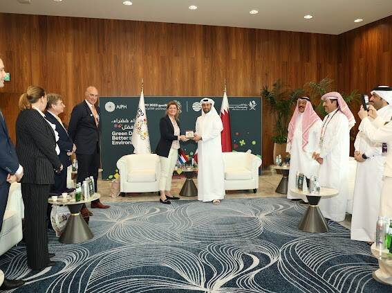 Ontmoeting van minister voor Natuur en Stikstof Christianne van der Wal met Abdullah bin Hamad bin Abdullah Al Attiya, minister of municipality in Qatar, ter gelegenheid van de nationale dag in het Nederlandse paviljoen op de Doha Expo