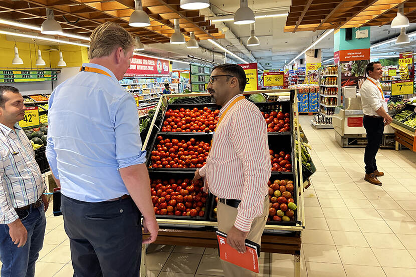 Nederlandse delegatie bezoekt een Spar-supermarkt in Bangalore en bekijkt het verssegment.