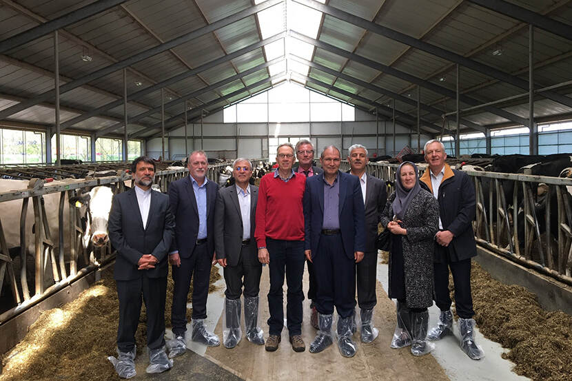 Met Iraanse delegatie op bezoek bij Nederlandse melkveehouder