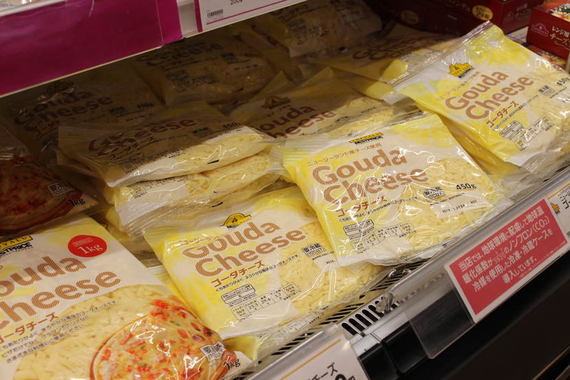 Geraspte Gouda kaas in de schappen van supermarktketen AEON