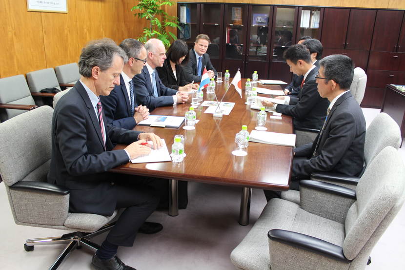 De delegatie, Ambassadeur aan tafel tegenover Japans staatsminister Tanai