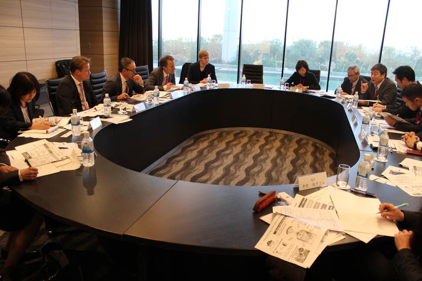 De delegatie aan tafel met supermarktketen AEON