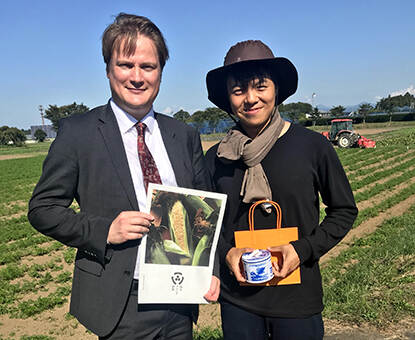 Evert Jan Krajenbrink in Fukushima met Tomoya Suzuki, kweker van 300 verschillende gewassen