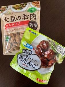 Vleesvervangers op basis van soja: gedroogde filet flakes van Marukome en gehaktballen in zoete saus van Itoham.