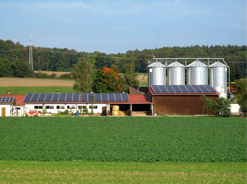 Boerderij met zonnepanelen op het dak