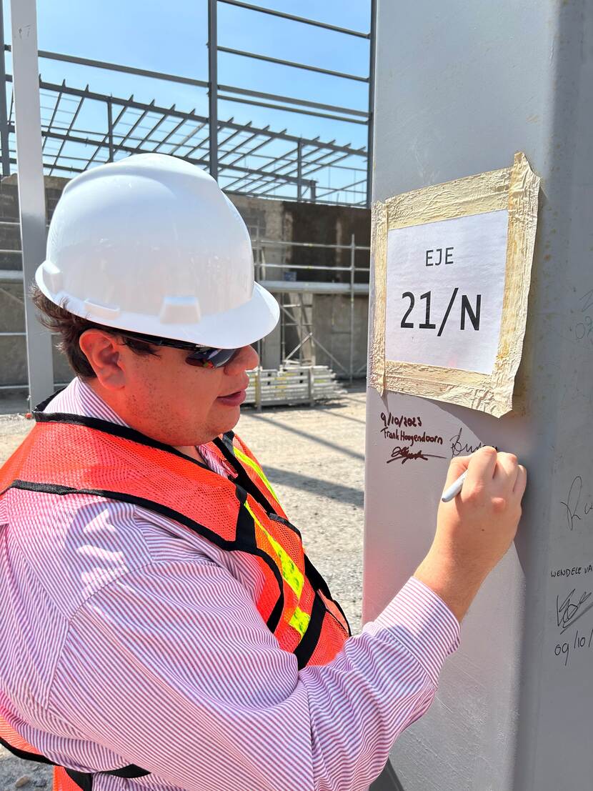 Benjamin Leal bij bezoek aan de nieuwe fabriek van Trouw Nutrition in Querétaro.