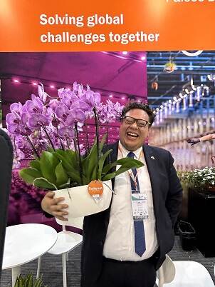 Benjamin Leal bij de stand op de Ornamental Plants and Flowers beurs in Mexico-Stad