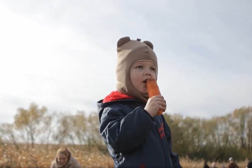 Yagidnyi Rai kid with the carrot