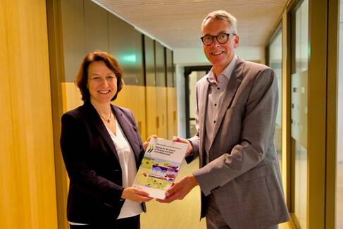 Overhandiging rapport door Marion Jansen (OESO) aan Jan Kees Goet (SG - LNV)