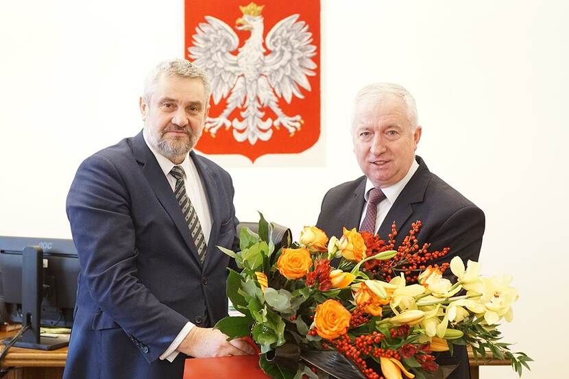 Minister Ardanowski giving nomination and flowers to newly appointed minister Kaminski