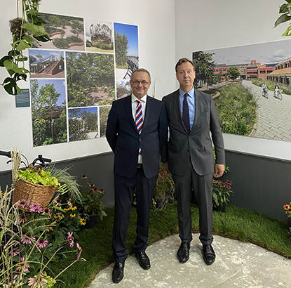 Ambassadeur Roelof van Ees (rechts) en landbouwraad Arie Veldhuizen bij de expositie Urban Landscaping tijdens de kunstbeurs Art Safari in Boekarest