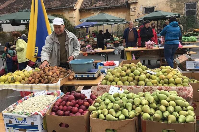 Veel kleine boeren verkopen hun producten op lokale markten.