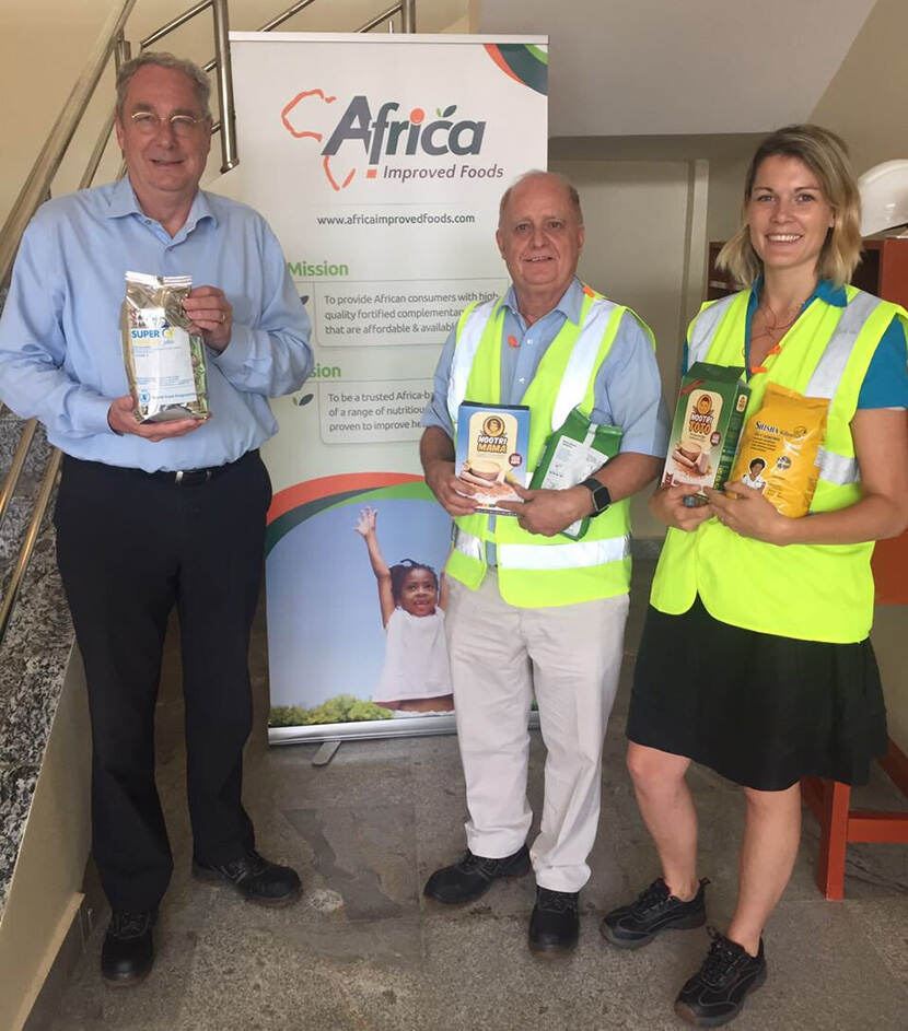 Op bezoek bij Africa Improved Foods, vlak na de opening. Links collega FoodSecurity Ton Negenman, Midden Trevor Noah van Minimex.