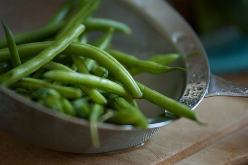 A bowl of green beans