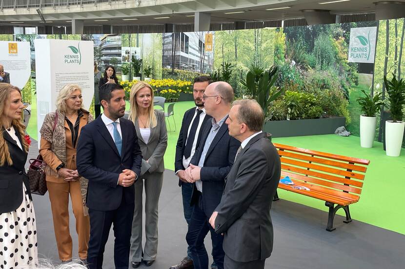 People talking at the construction fair near the Dutch green pavilion