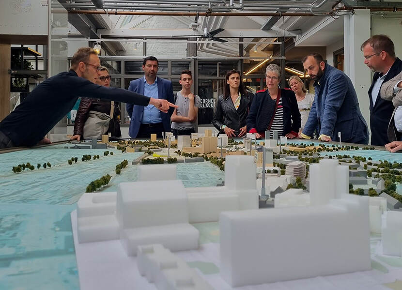 Stedenbouwkundige Marcus Olthuis geeft de Servische delegatie uitleg over de stedelijke uitdagingen van Tilburg tijdens recent studiebezoek aan Nederland.