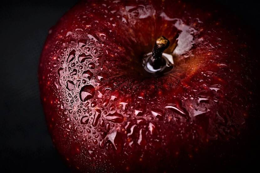 Close-up picture of a ripe apple.