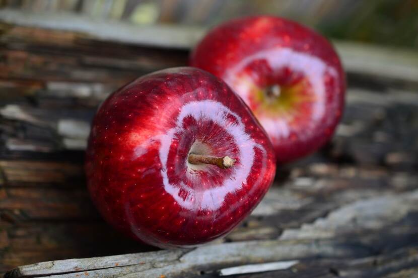 A picture of red apples