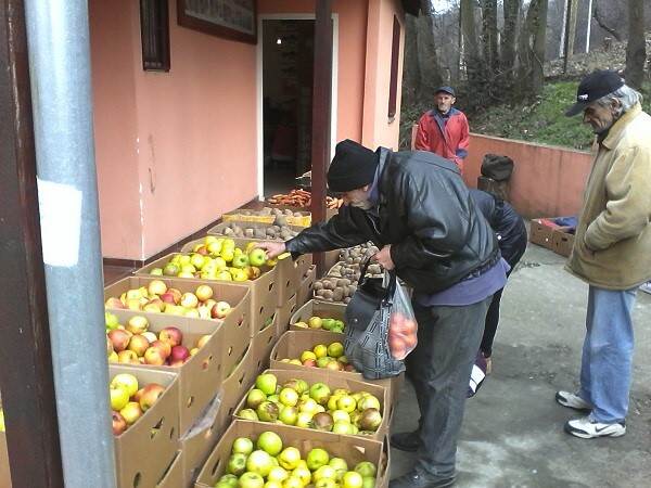 Inwoners van Belgrado halen afgekeurd fruit en groenten op.