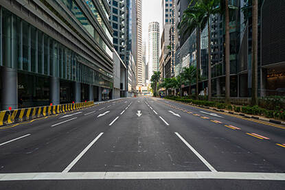 Lege straten in Singapore tijdens de coronacrisis
