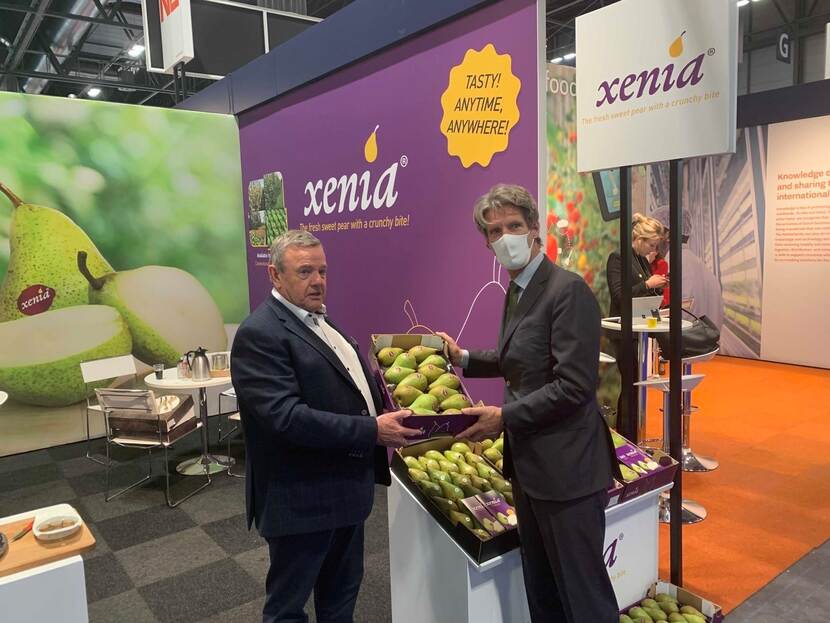 Ambassadeur Versteeg ontvangt fruit in NL paviljoen