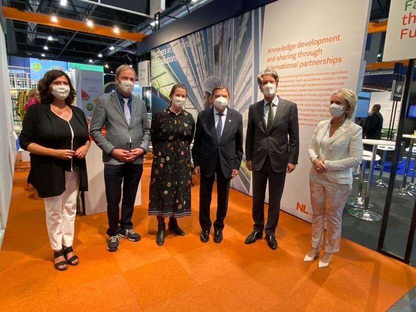 Minister Planas bezoekt NL delegatie in NL paviljoen